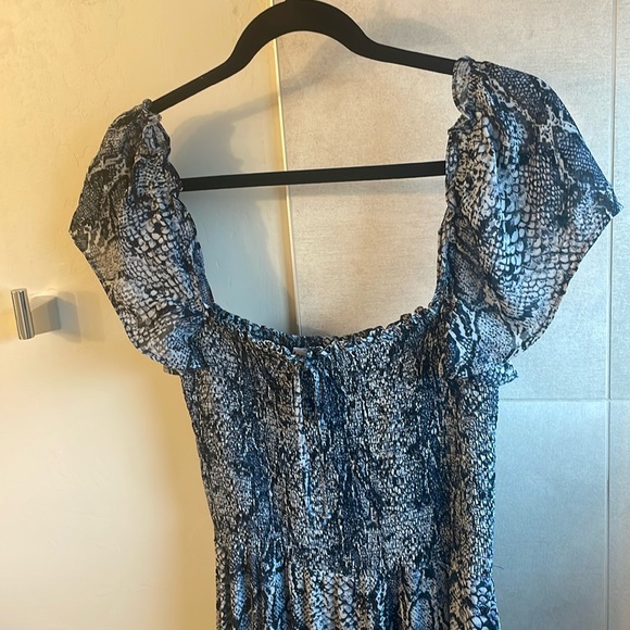 Short Sleeve Reformation Rosamund Serpent Blue Snakeskin Midi Smocked Dress - Picture 6 of 12